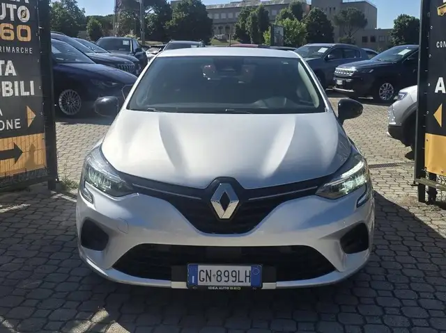 Renault Clio view 2