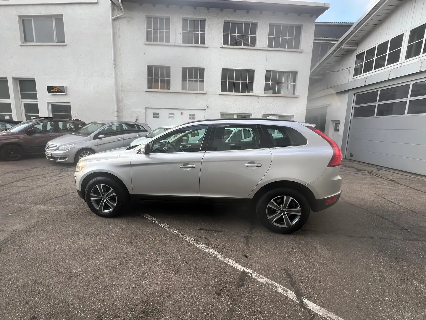 Volvo XC60 Momentum AWD Grau - 2