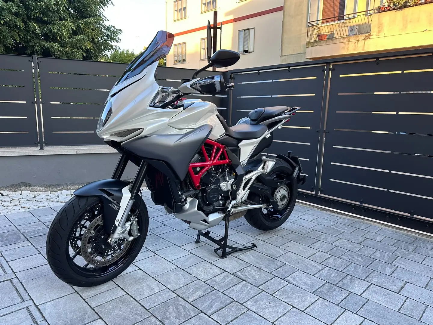 MV Agusta Turismo Veloce 800 Lusso Blanco - 2
