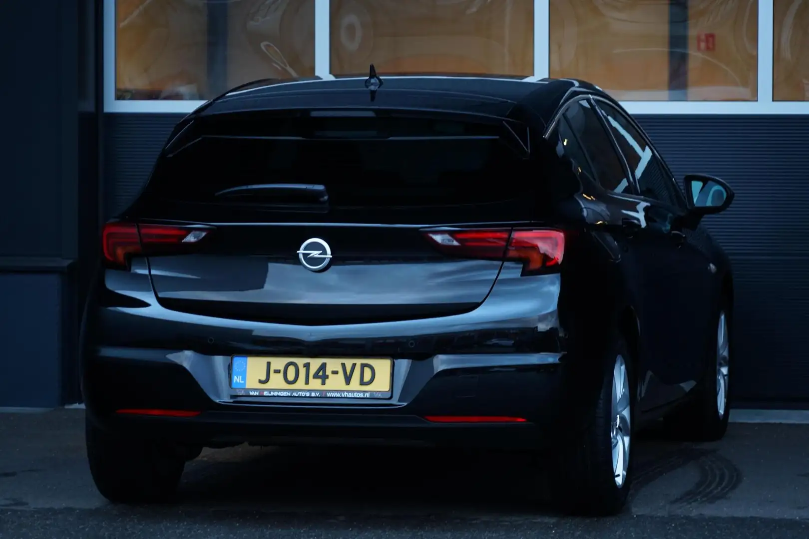 Opel Astra 1.4 Elegance, NL, 1e eig. automaat, veel opties Zwart - 2