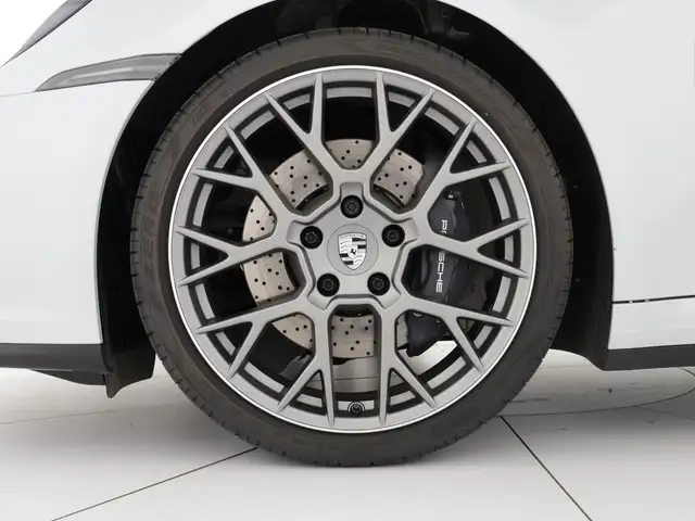 Porsche 911 view 6