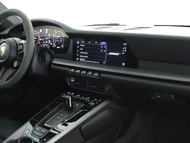 Porsche 911 view 8