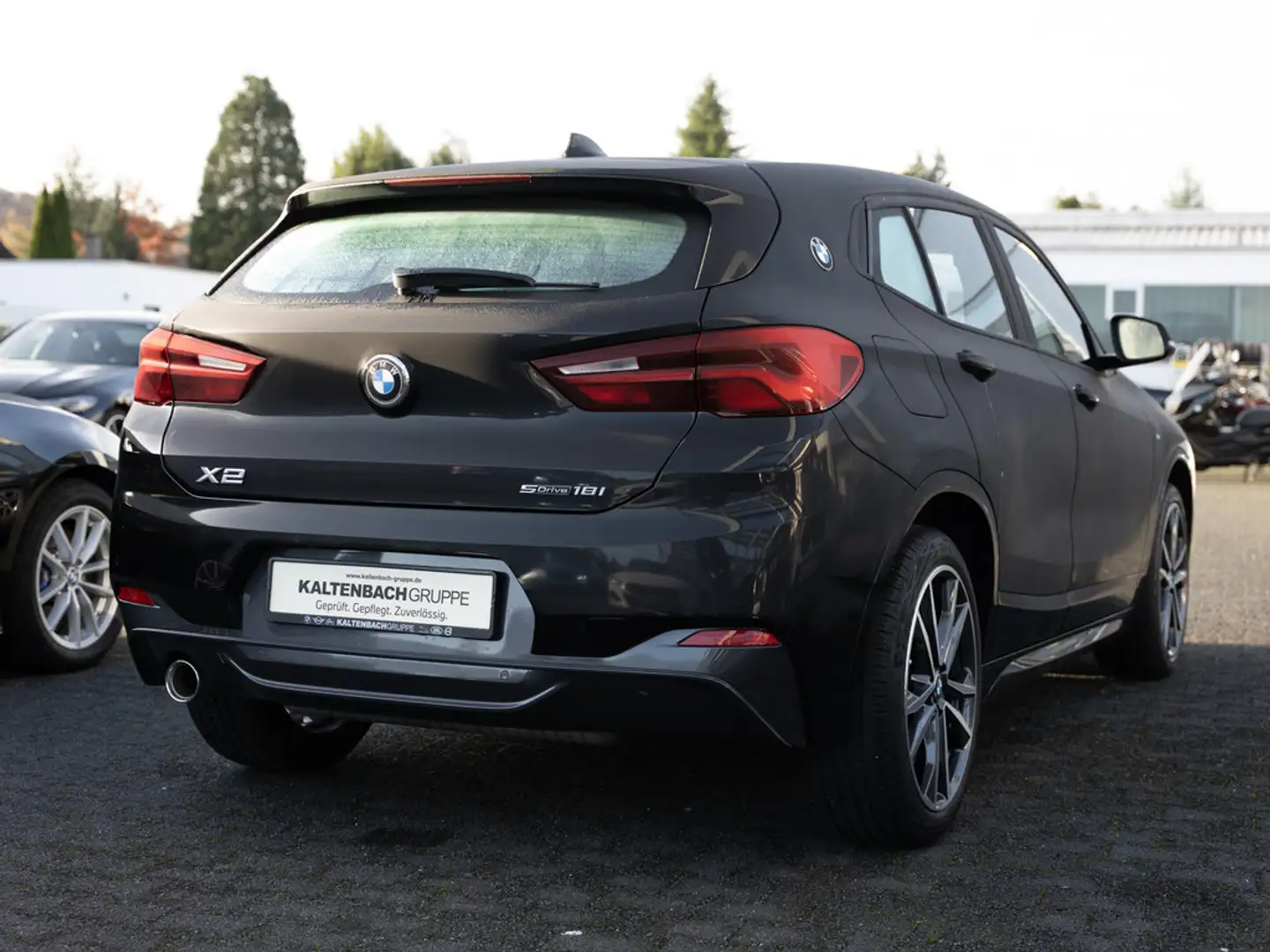 BMW X2 sDrive 18i M-Sport LED W-LAN NAVI SHZ PDC Schwarz - 2