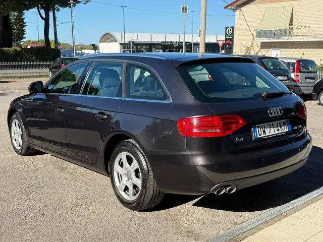 Audi A4 view 4