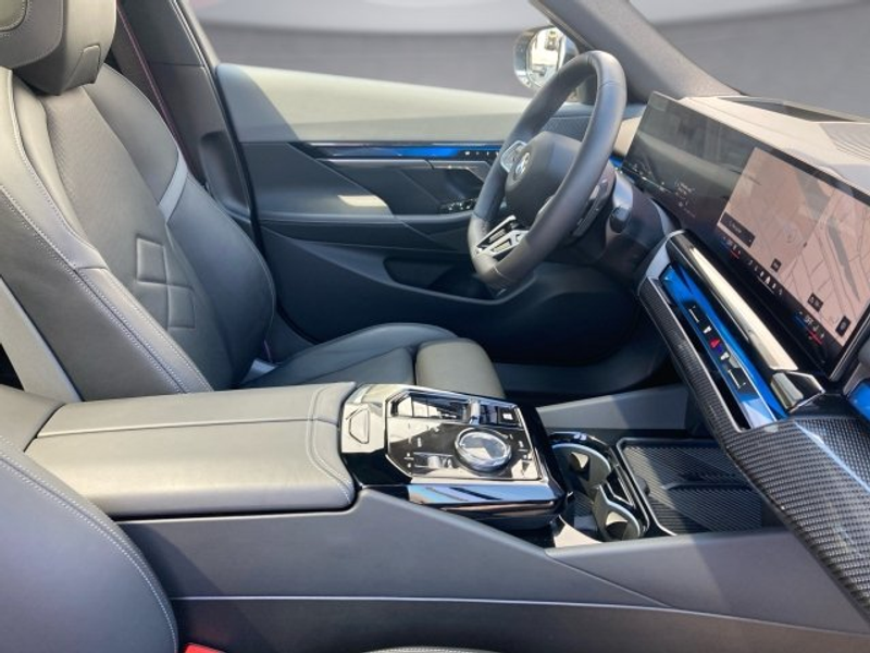BMW 540 d xDrive Touring G61 — photo 11
