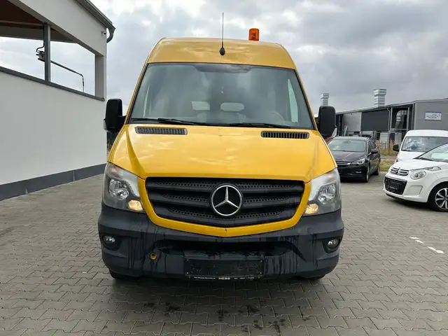 Mercedes-Benz Sprinter view 2