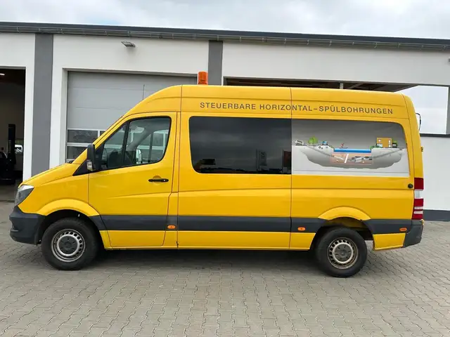 Mercedes-Benz Sprinter view 4