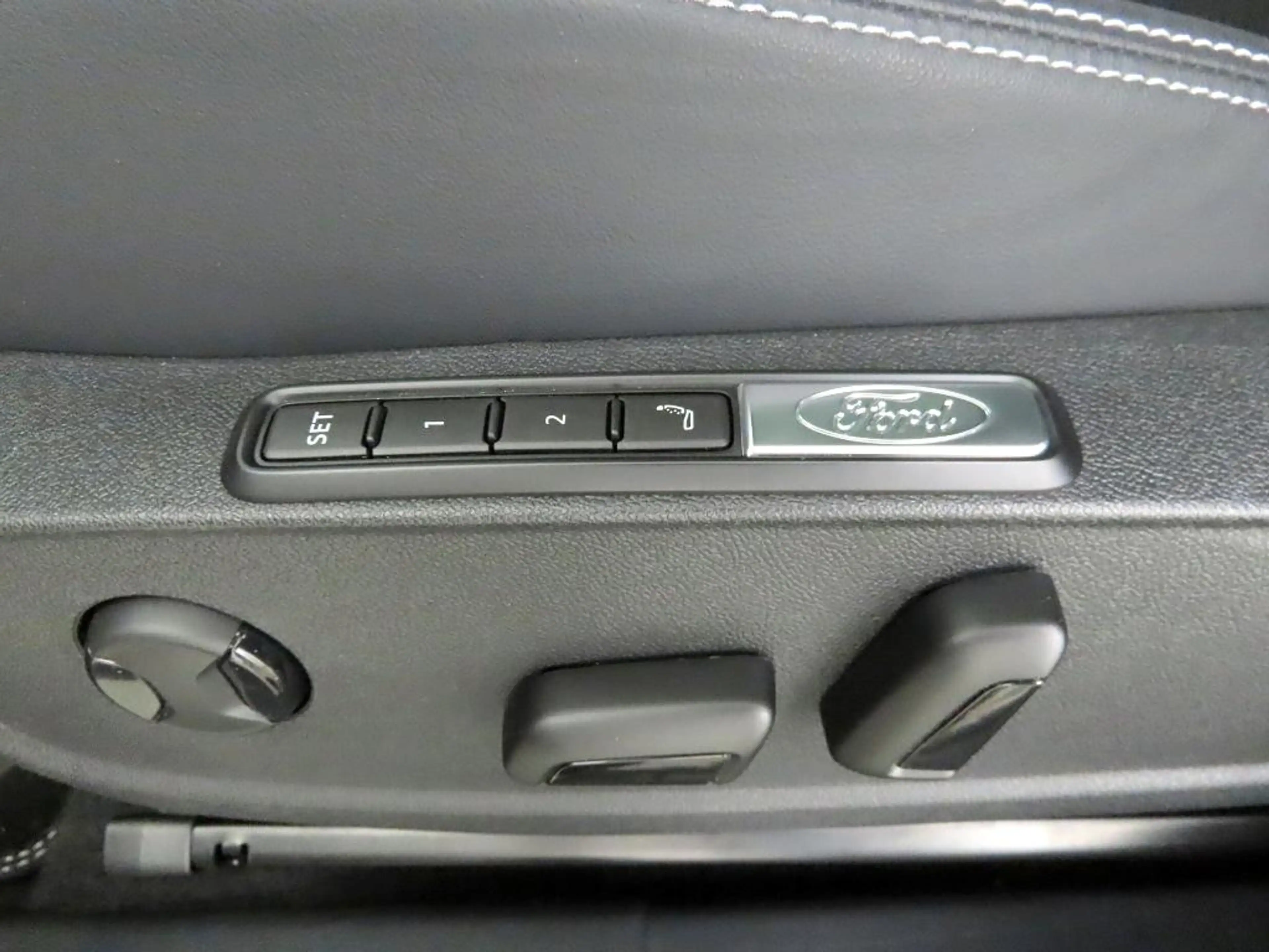 Ford Explorer Premium AWD 250kw Pano+Wärmepumpe+AHK — photo 13