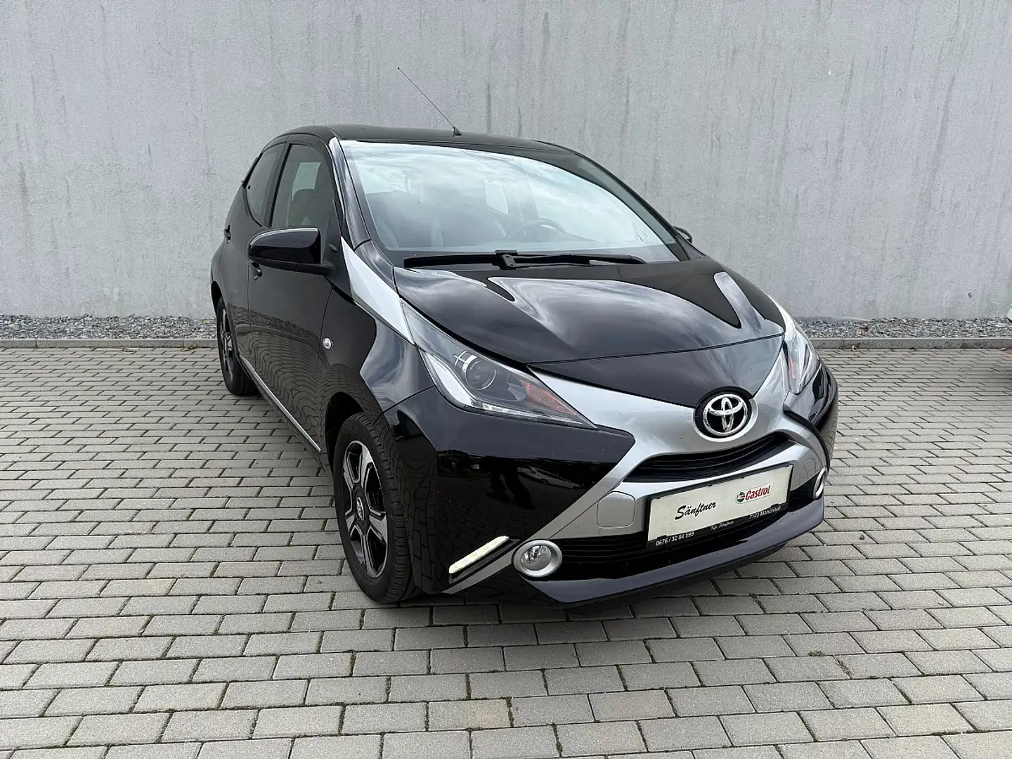 Toyota Aygo 1,0 VVT-i x-clusive Schwarz - 1