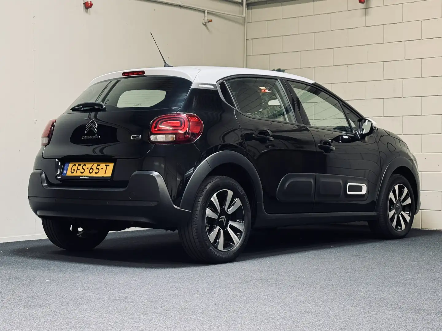 Citroen C3 1.2 PureTech 110PK Shine | LED | CarPlay | Navi Schwarz - 2