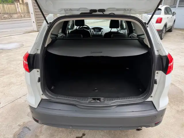 Ford Focus view 12