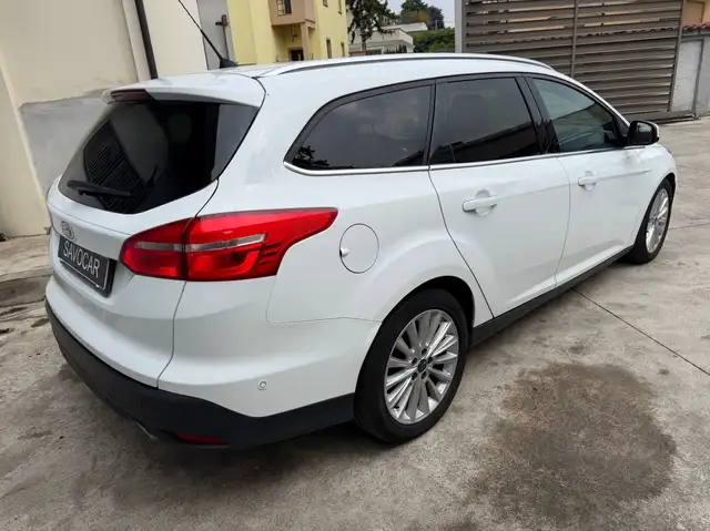 Ford Focus view 3