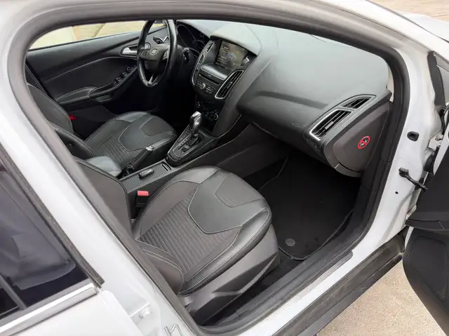Ford Focus view 14
