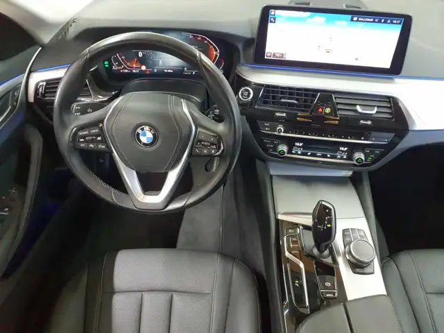 BMW 5 Series view 9