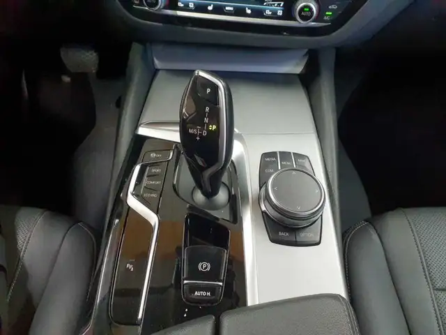 BMW 5 Series view 10