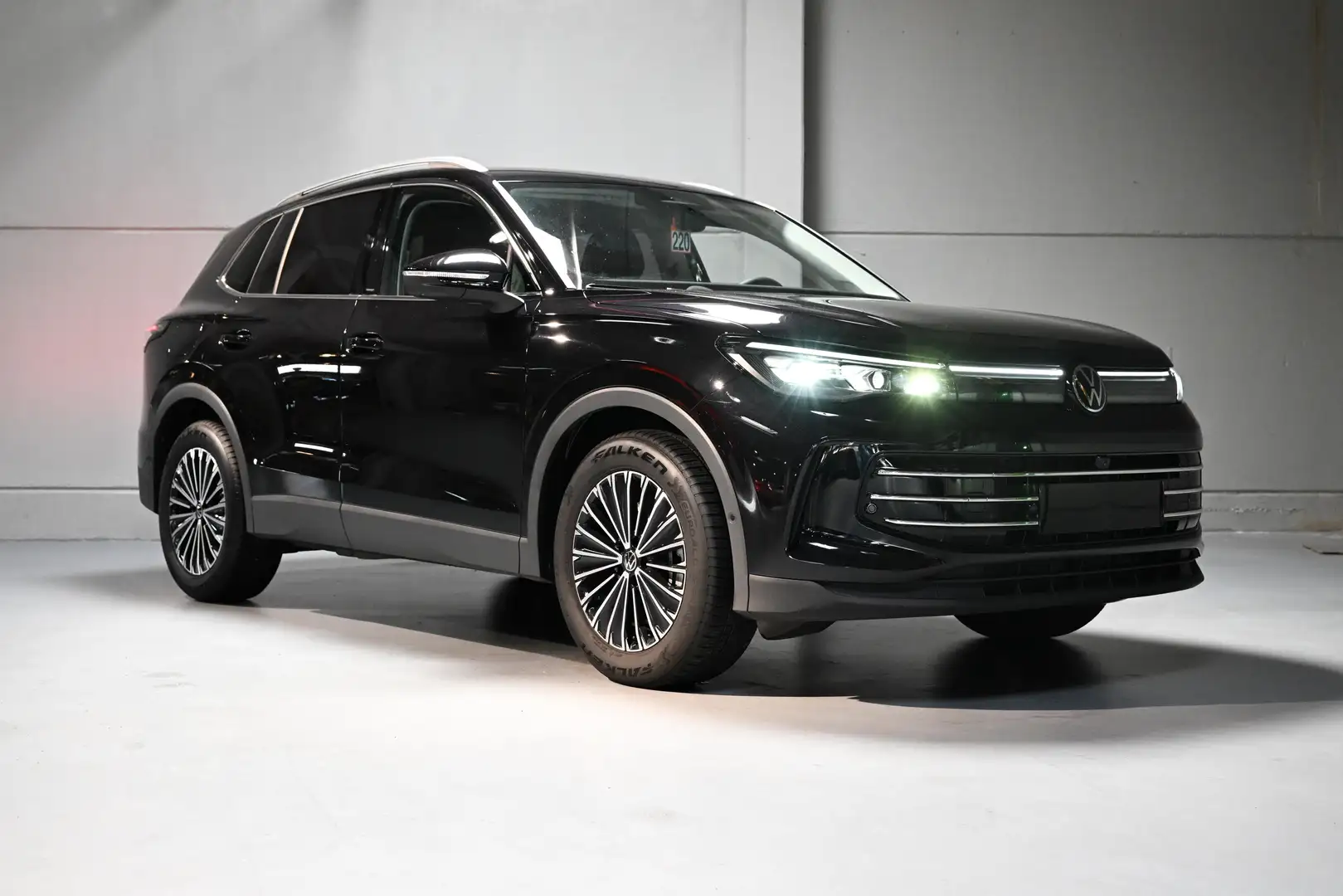 Volkswagen Tiguan 2.0 TDI SCR Elegance DSG new model Zwart - 1