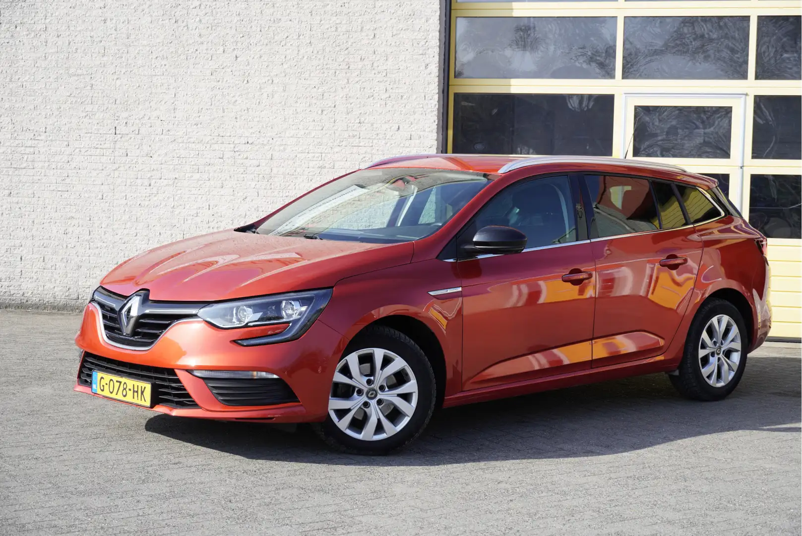 Renault Megane Estate 1.5 Blue dCi Limited BJ2019 Lmv 16" | Led | Rood - 2