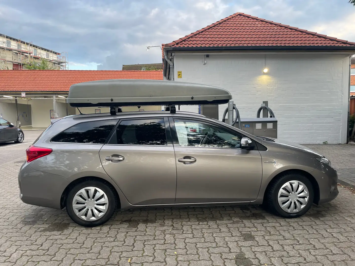 Toyota Auris 1.8 VVT-i Hybrid Automatik Touring Sports Executiv Silver - 1