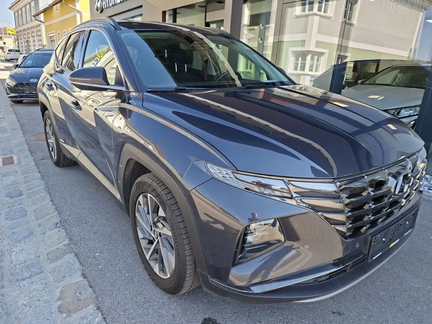 Hyundai TUCSON 1,6 CRDI 2WD 48V Trend Line DCT Grau - 2