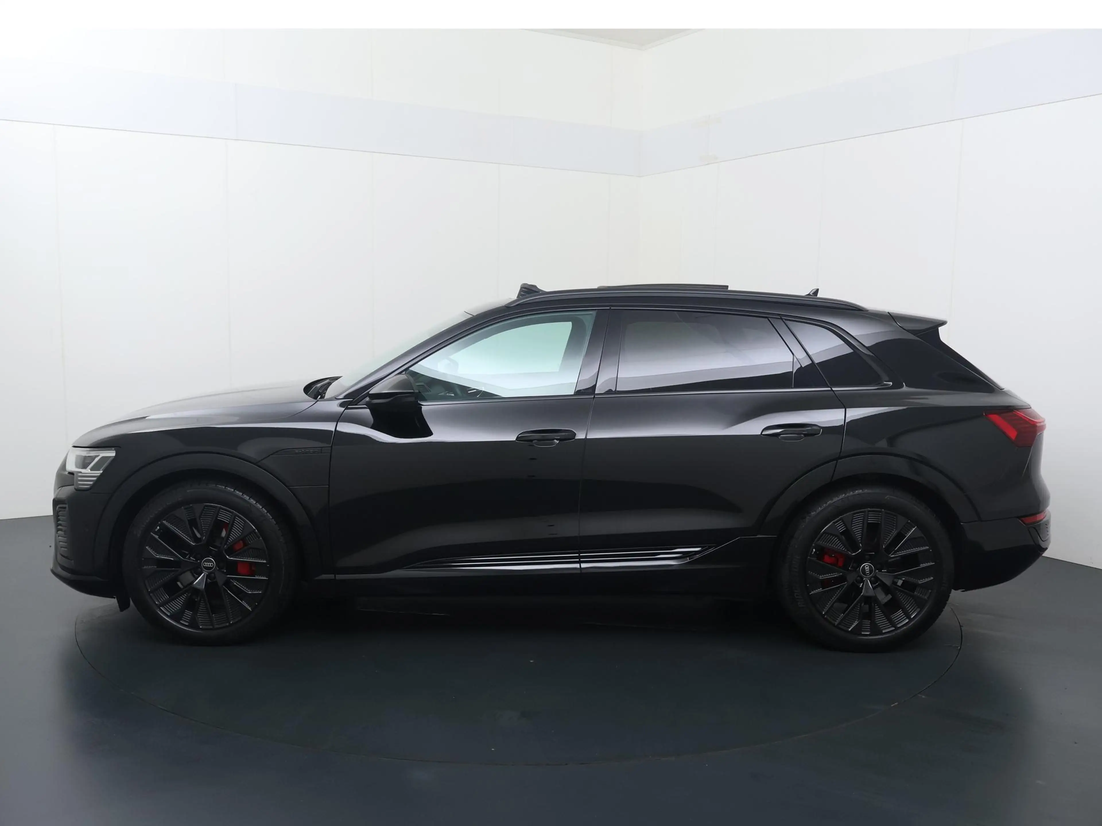 Audi Q8 e-tron 55 quattro S Edition Competition 115 kWh | 408 PK — photo 2