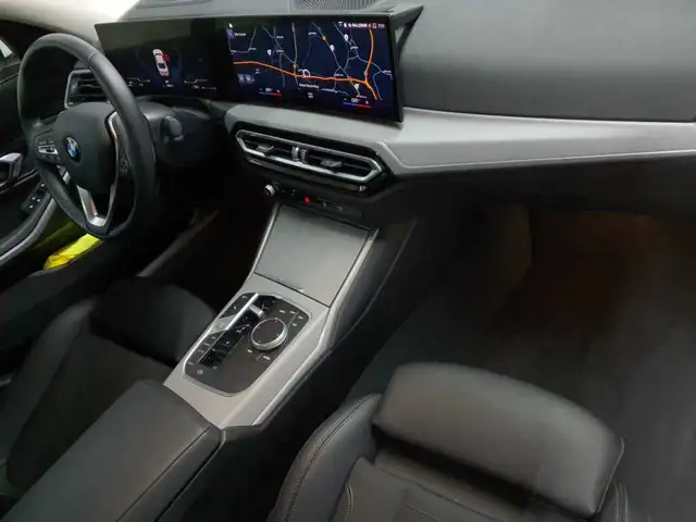 BMW 3 Series view 9