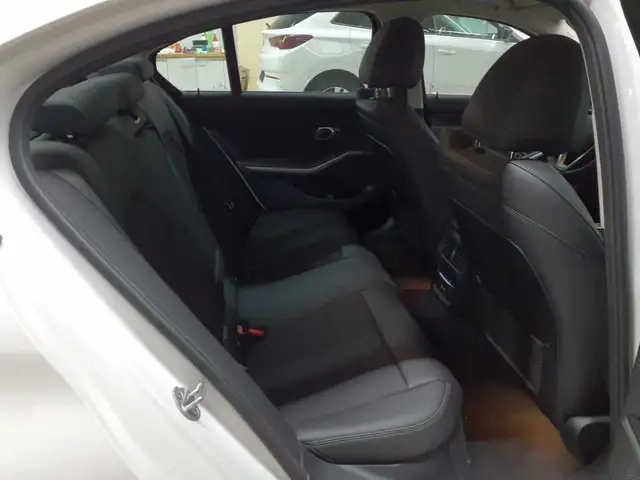 BMW 3 Series view 14