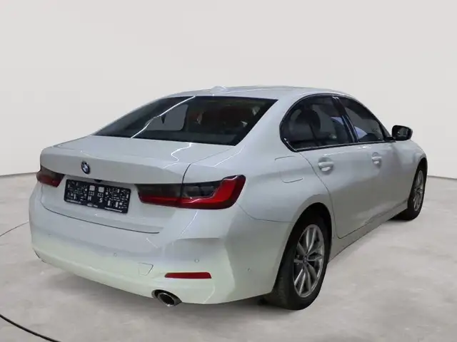 BMW 3 Series view 4