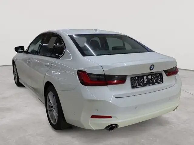 BMW 3 Series view 5