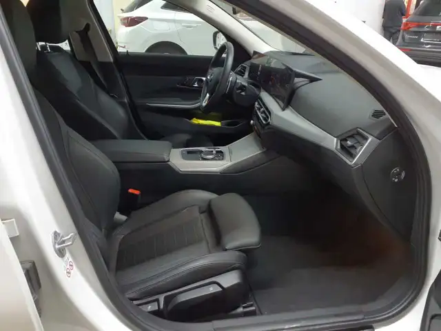 BMW 3 Series view 8