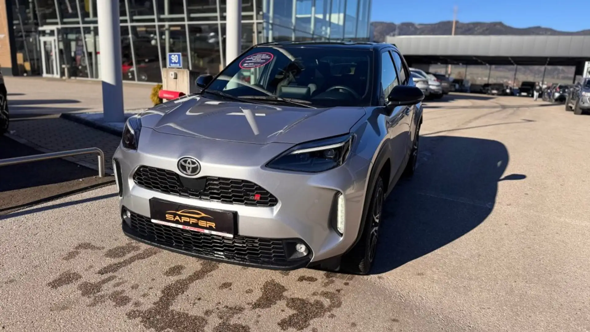 Toyota Yaris Cross 1,5 VVT-i Hybrid GR Sport Aut. Silber - 2