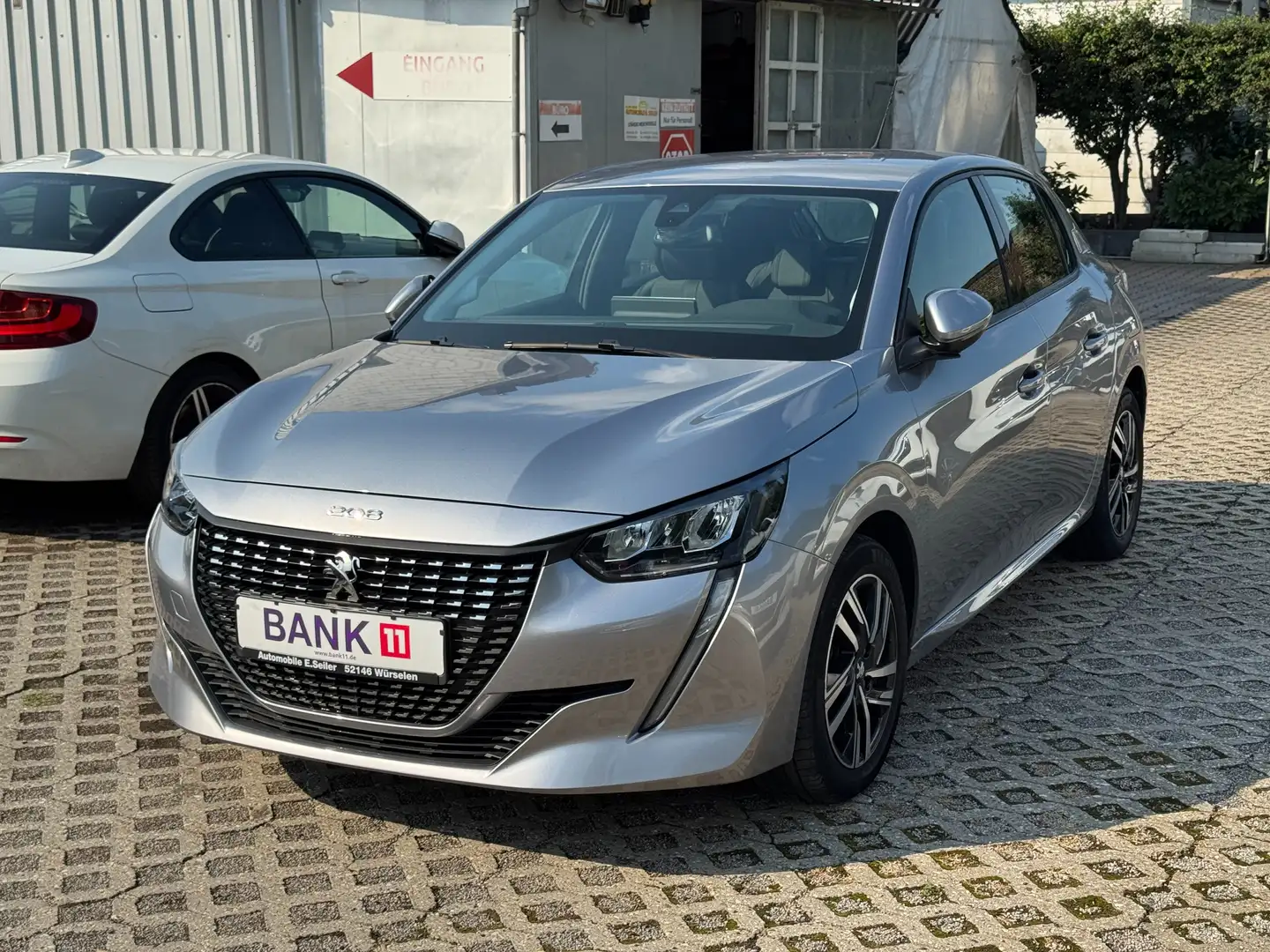 Peugeot 208 1,2i*Automatik*AppleCarplay*1.Hand* Grau - 1