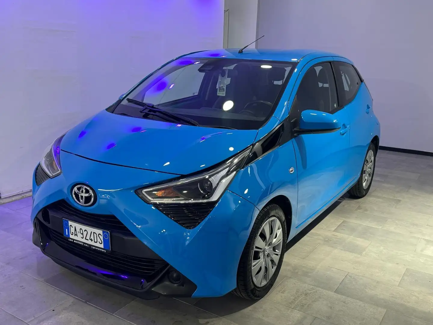 Toyota Aygo 1.0 72 CV AUTOMATICA X-PLAY NAVI LED RETROCAMERA A Синій - 1