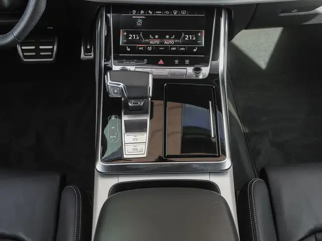 Audi Q8 view 15