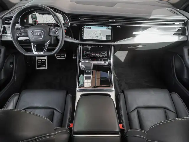 Audi Q8 view 11