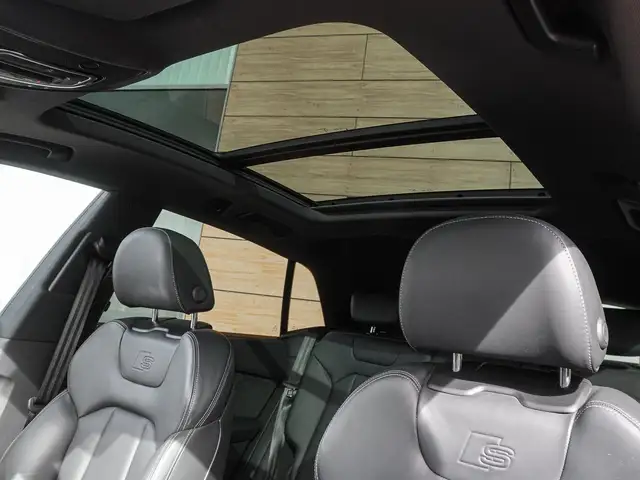 Audi Q8 view 8