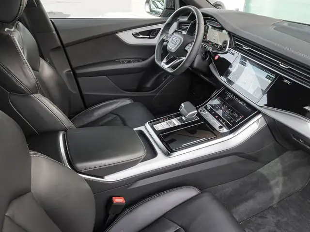 Audi Q8 view 9