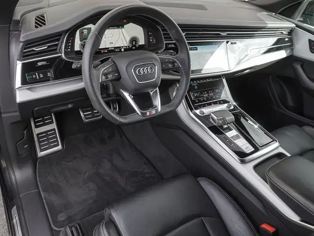 Audi Q8 view 10
