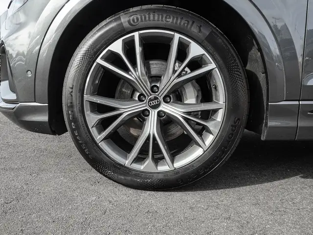Audi Q8 view 7