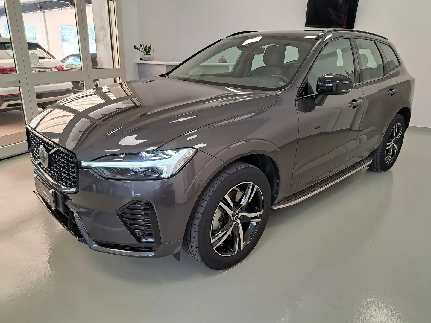 Volvo XC60 2.0 b4 Plus Dark  R-Design awd auto Grigio - 1
