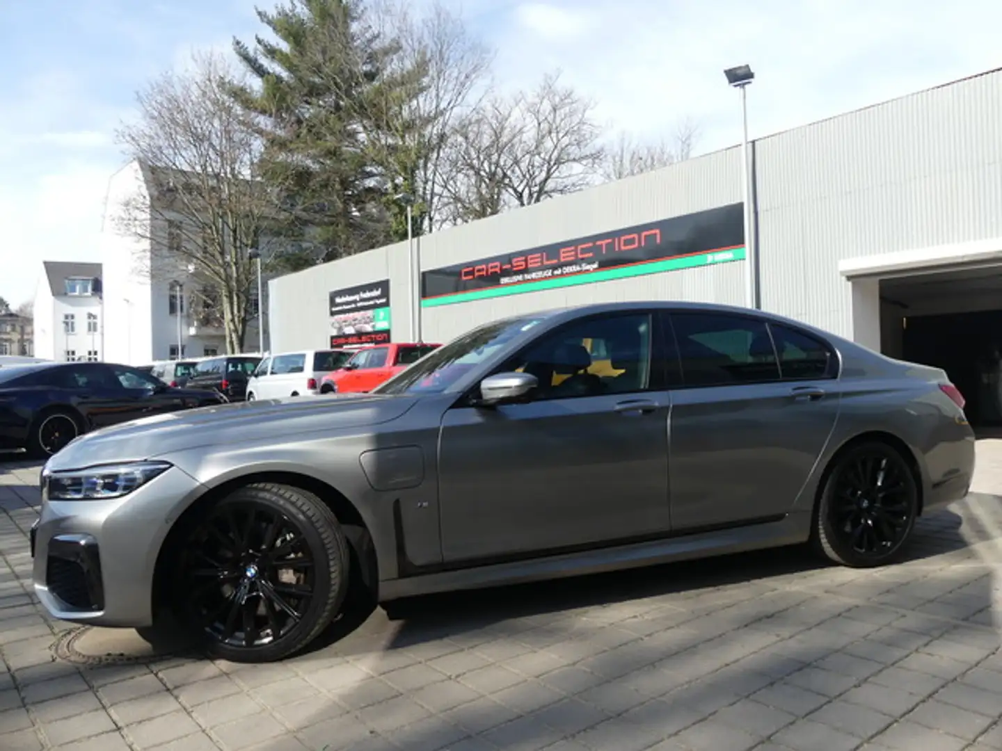 BMW 745 e M Sportpaket Shadow LUFT/SD/ACC/HUD/20/LIVE Šedá - 2