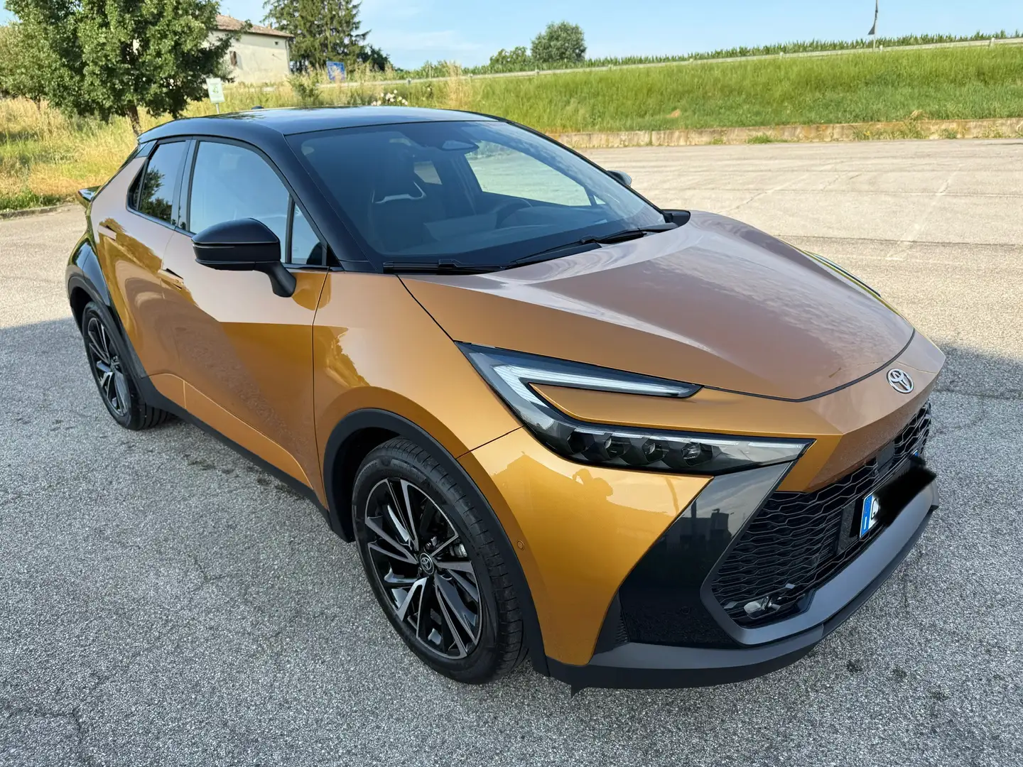 Toyota C-HR 2.0 hv Lounge Premiere fwd e-cvt 197 cv. Oro - 1