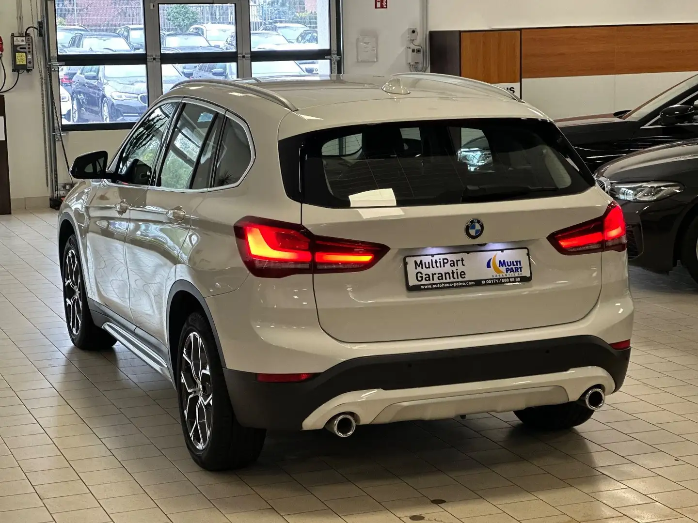 BMW X1 xDrive xLine HUD/Park&DrivAss/SportSitz/Leder Weiß - 2