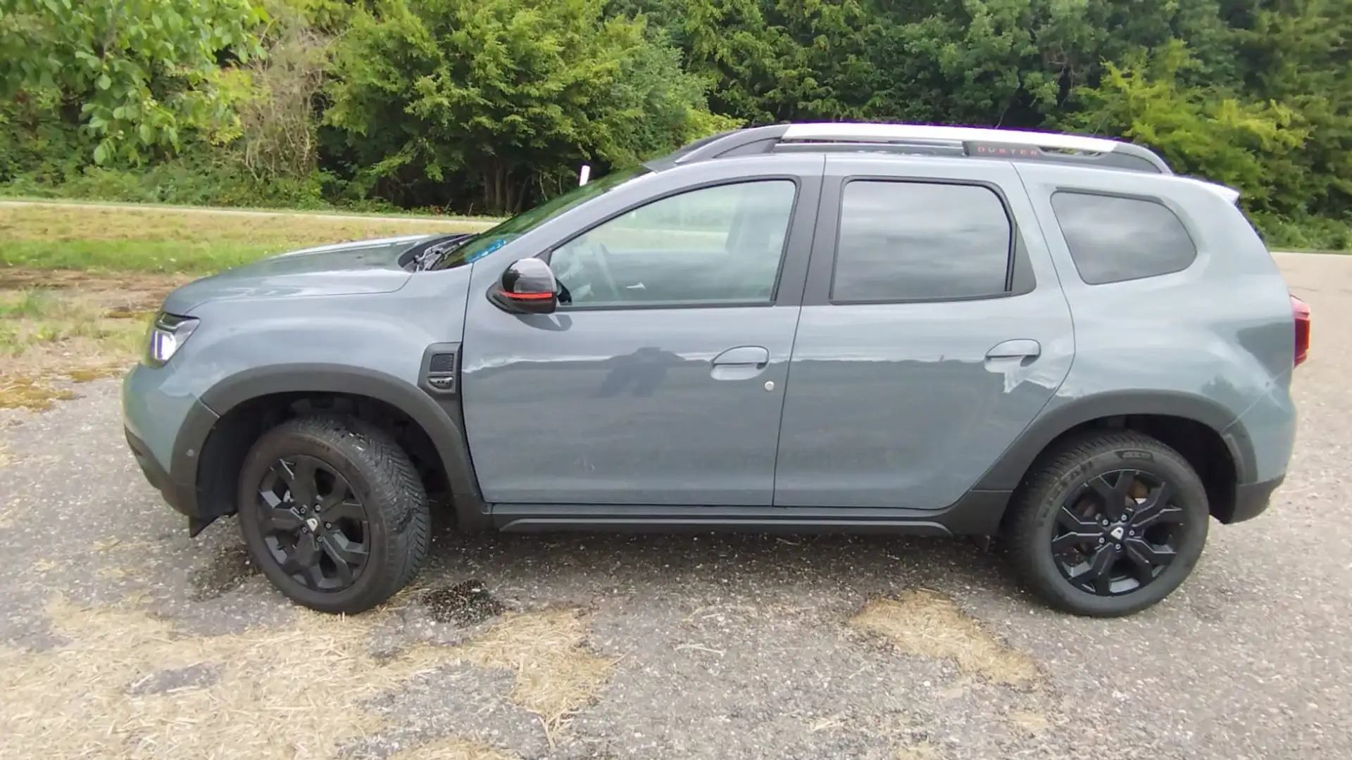 Dacia Duster Duster TCe 100 2WD ECO-G Sondermodell Extreme Grey - 1