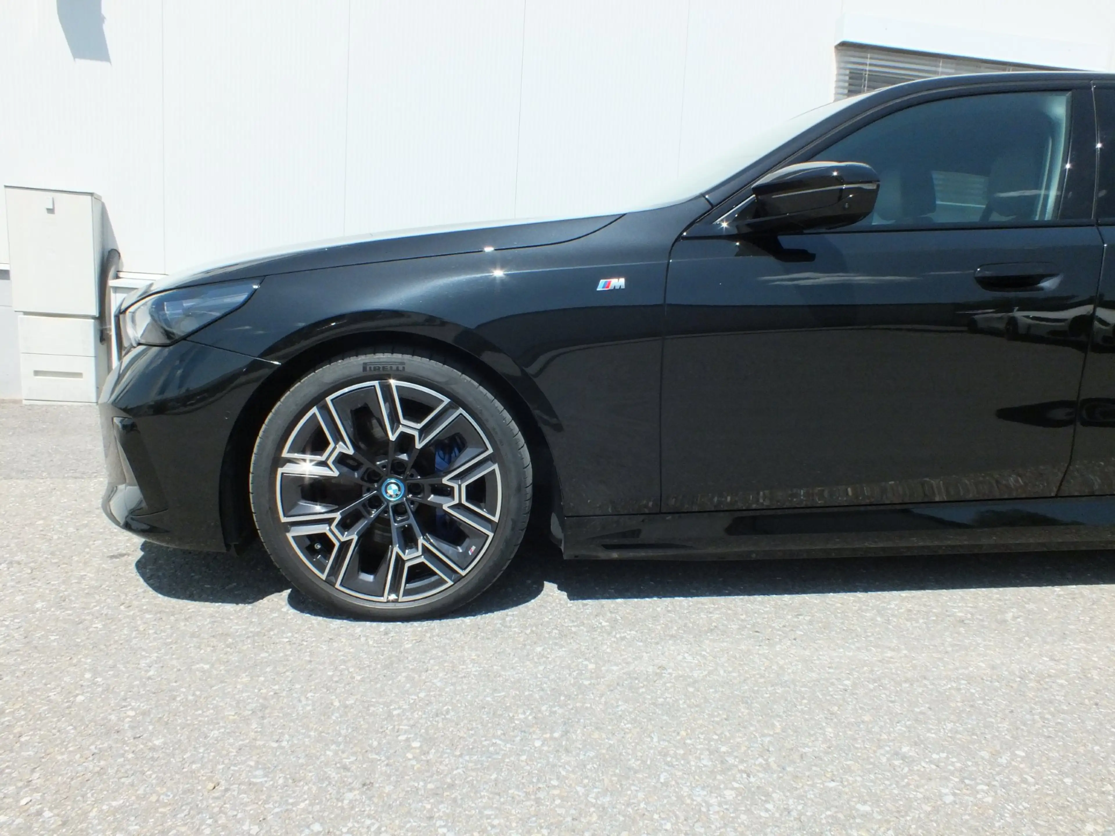 BMW i5 M60 xDrive — photo 8
