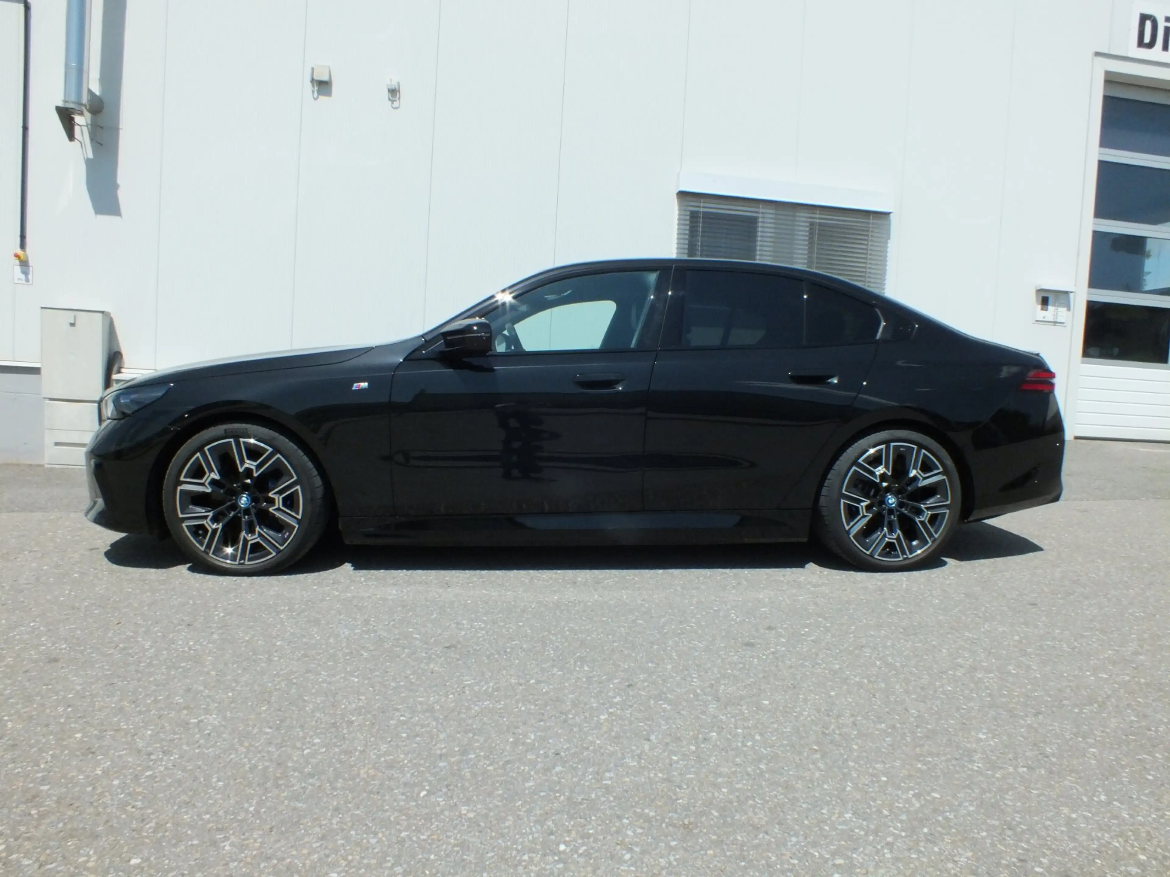 BMW i5 M60 xDrive — photo 4