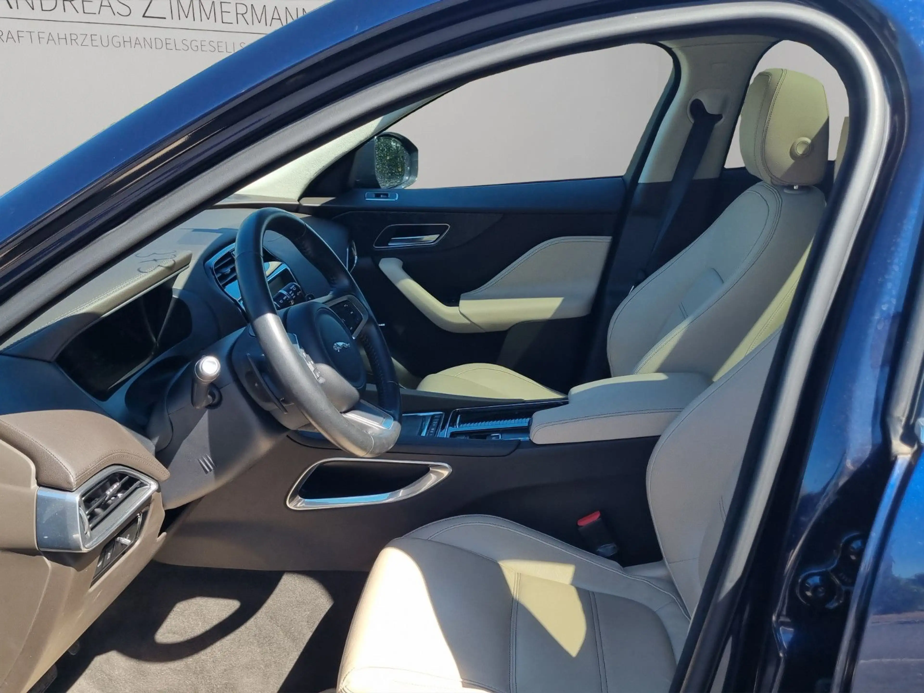 Jaguar F-Pace F-PACE 25t AWD BLAU/GRAU PANO/CONNECT PRO — photo 9