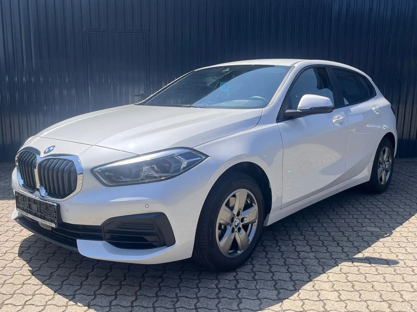 BMW 116 i 5-Türer/ Lenkradheiz/LED/Navi/CarPlay/Sitzhei Weiß - 2