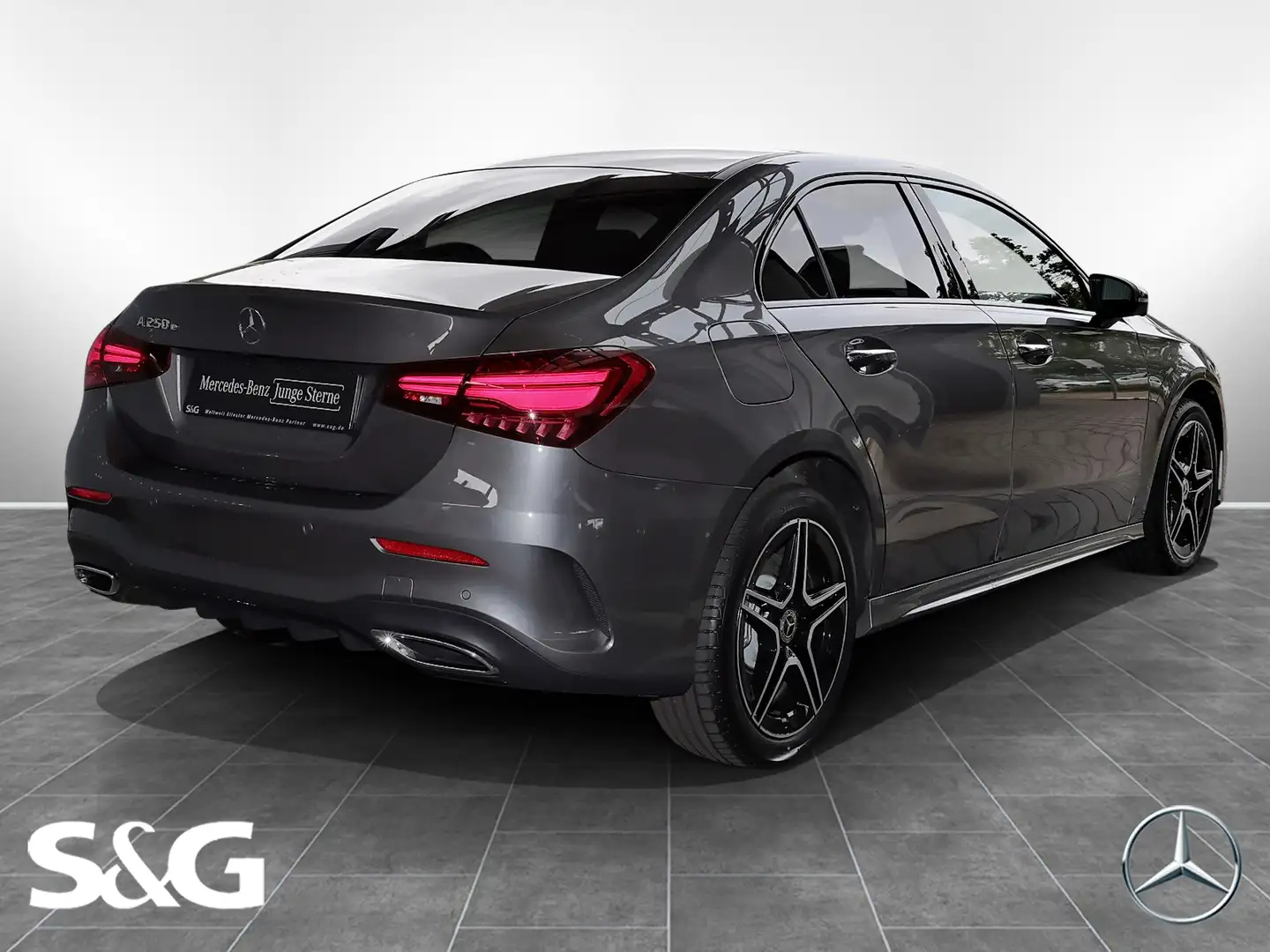 Mercedes-Benz A 250 e Limousine AMG PANORAMA+TOTWINKEL+KEYLESS Šedá - 2
