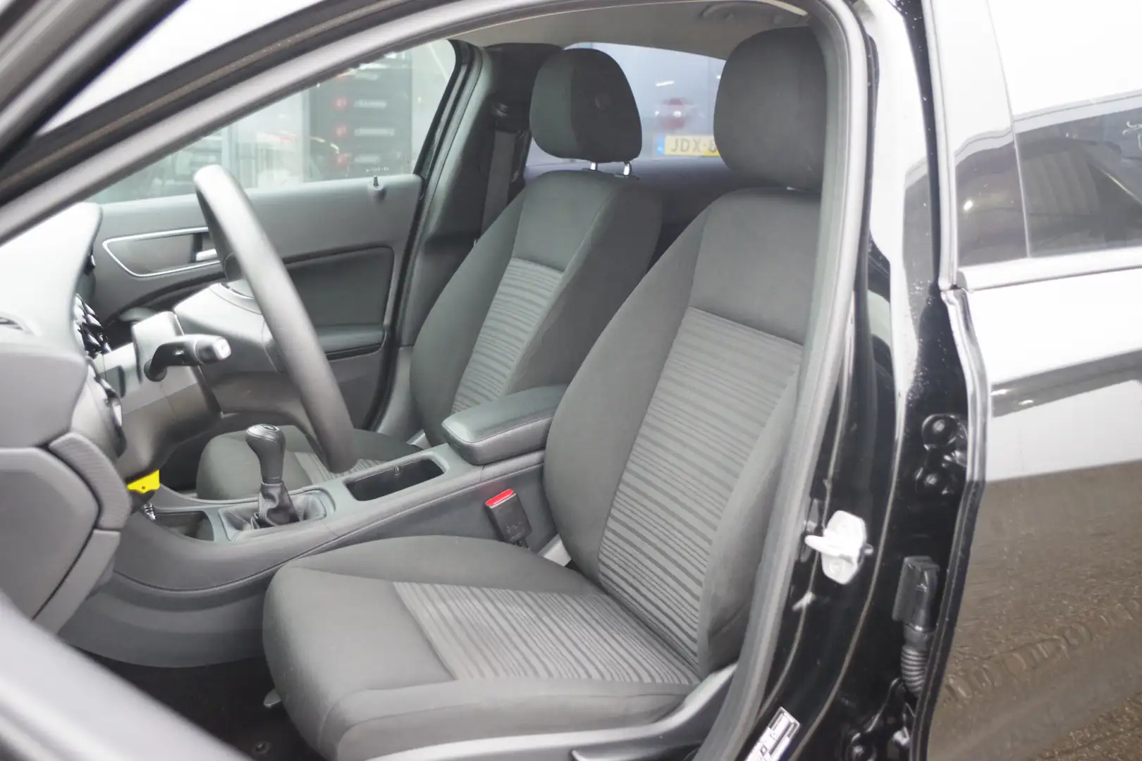 Mercedes-Benz A 180 123 PK Economy, Airco, 18" LM Velgen Schwarz - 2