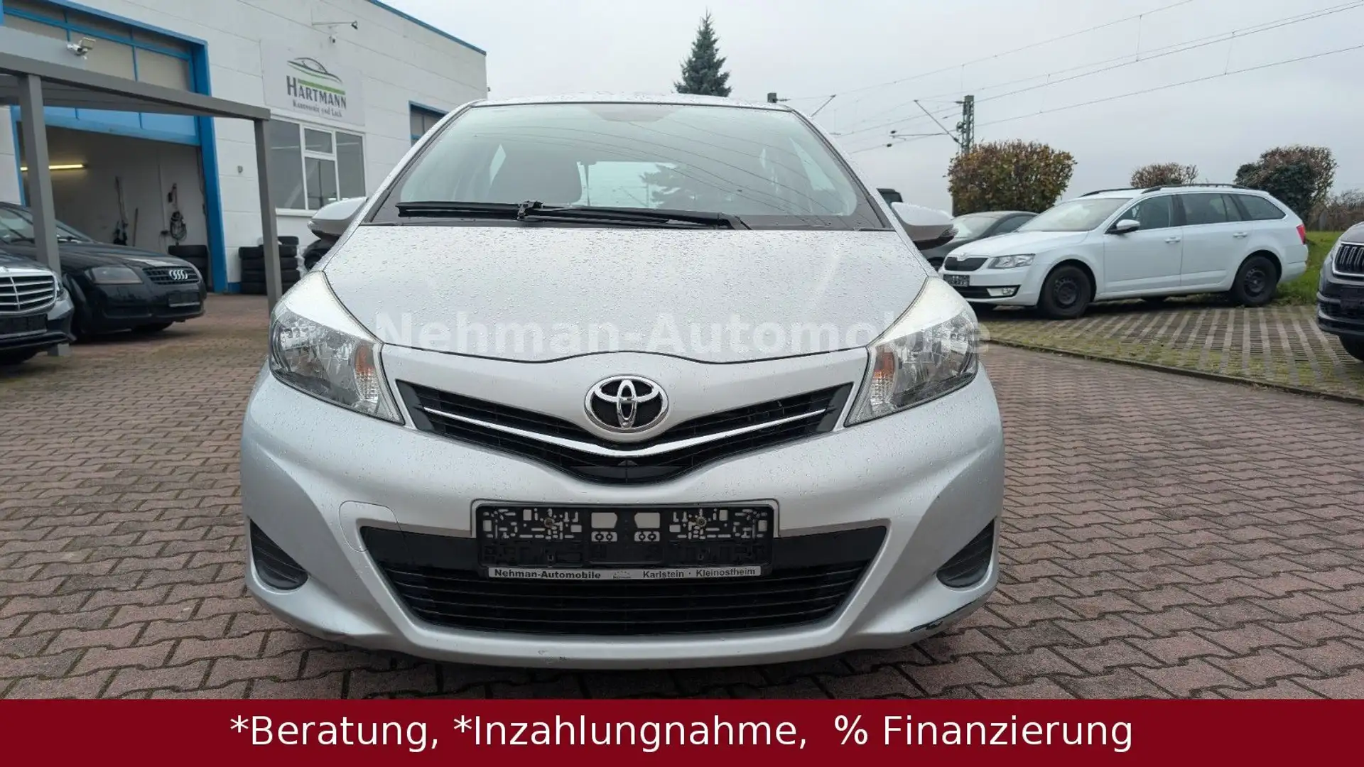 Toyota Yaris Life Silber - 2